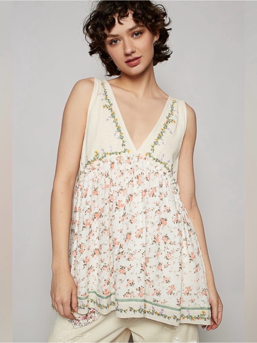 POL Floral Ivory and Peach Sleeveless V-Neck Tank